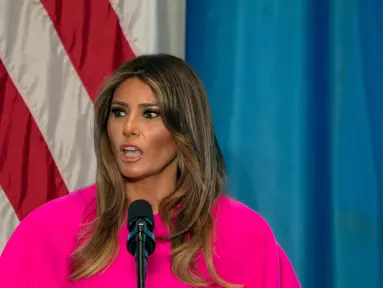 Ibu Negara AS, Melania Trump mencuri atensi ketika berpidato dalam acara PBB di New York, Rabu (20/9). Melania Trump memilih gaun pink neon rancangan Delpozo yang dirancang dengan bagian lengan bervolume. (AP Photo/Craig Ruttle)