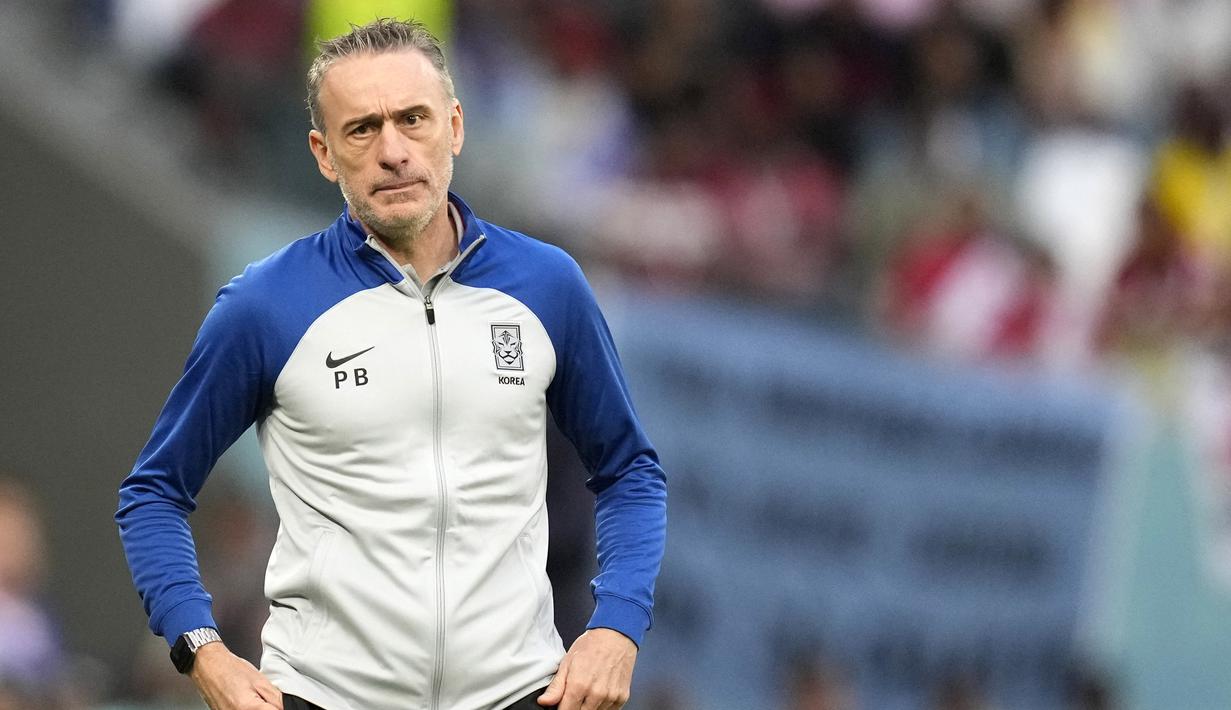 <p>Ekspresi pelatih Timnas Korea Selatan, Paulo Bento dalam pertandingan Grup H Piala Dunia 2022 melawan Timnas&nbsp;Uruguay yang berlangsung di Education City Stadium, Qatar, Kamis (24/11/2022). (AP Photo/Lee Jin-man)</p>