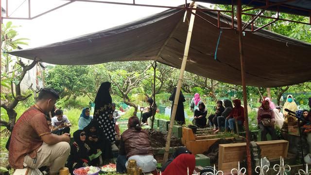 Pemakaman Istri Ustaz Maulana