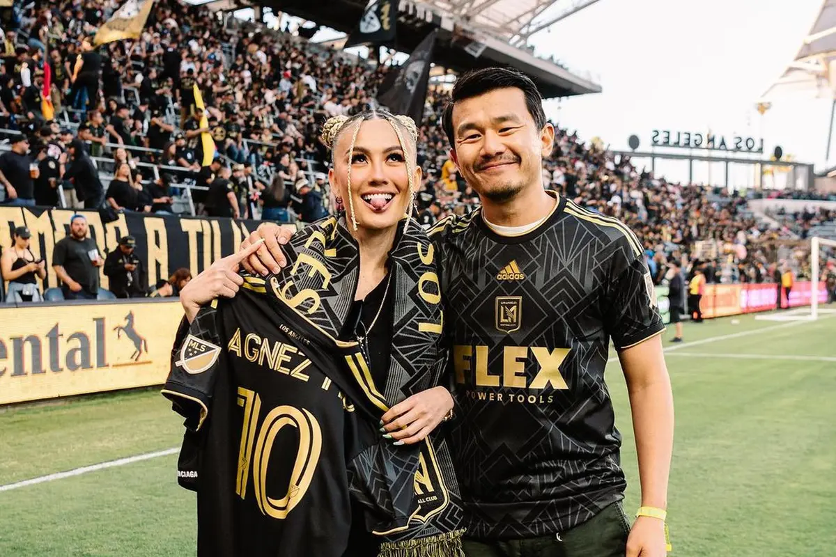 Agnez Mo Ditunjuk Jadi Kapten Sepak Bola AS, Tampil dengan Gaya Edgy dengan Serba Hitam