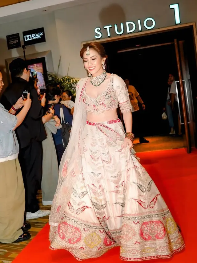 Masayu Anastasia Dibalut Lehenga saat Premier Film Terbarunya. [@masayuanastasia]