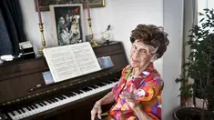 Pianis Prancis Colette Maze, lahir pada Juni 1914, berpose saat sesi foto di Paris pada 24 Maret 2023. (Stéphane DE SAKUTIN / AFP)