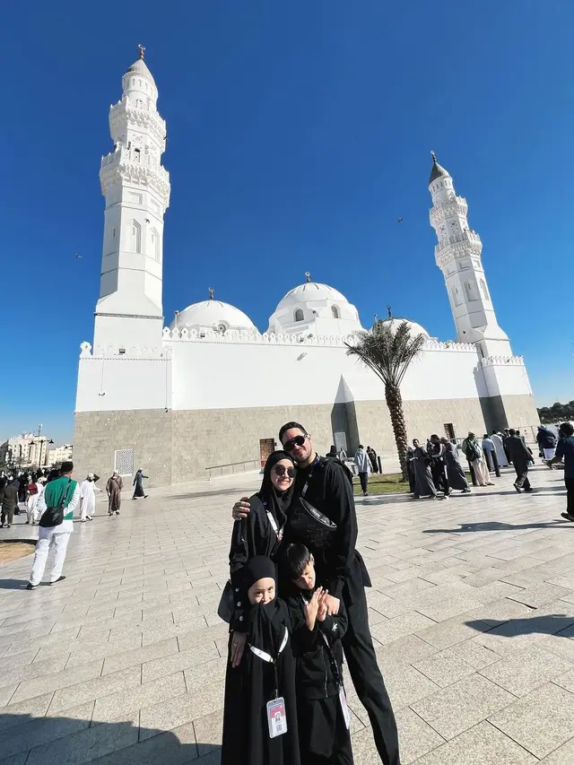 Dulu Disebut King of Antagonis di Sinetron Tersanjung, Ini Potret Terbaru Donny Michael saat Umroh dengan Keluarga
