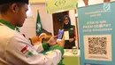 Model mencoba QR Code melalui dompet digital Go-Pay saat peluncuran kerja sama strategis pemberdayaan ekonomi umat berbasis digital di Jakarta (16/7/2019). Gojek, Go-Pay, dan NU Care-LazisNU menjalin kerja sama untuk pembayaran zakat, infaq, dan sedekah secara nontunai. (Liputan6.com/Angga Yuniar)