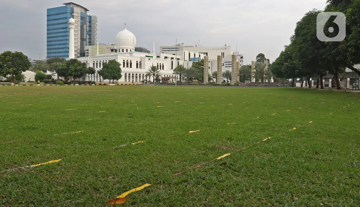 Garis saf sholat Idul Fitri yang dibuat oleh pekerja di Masjid Al Azhar, Jakarta, Rabu (11/5/2021). Masjid Al Azhar akan menggelar sholat idul Fitri secara berjamaah di lapangan masjid tersebut dengan protokol pencegahan COVID-19 yang ketat. (Liputan6.com/Herman Zakharia)