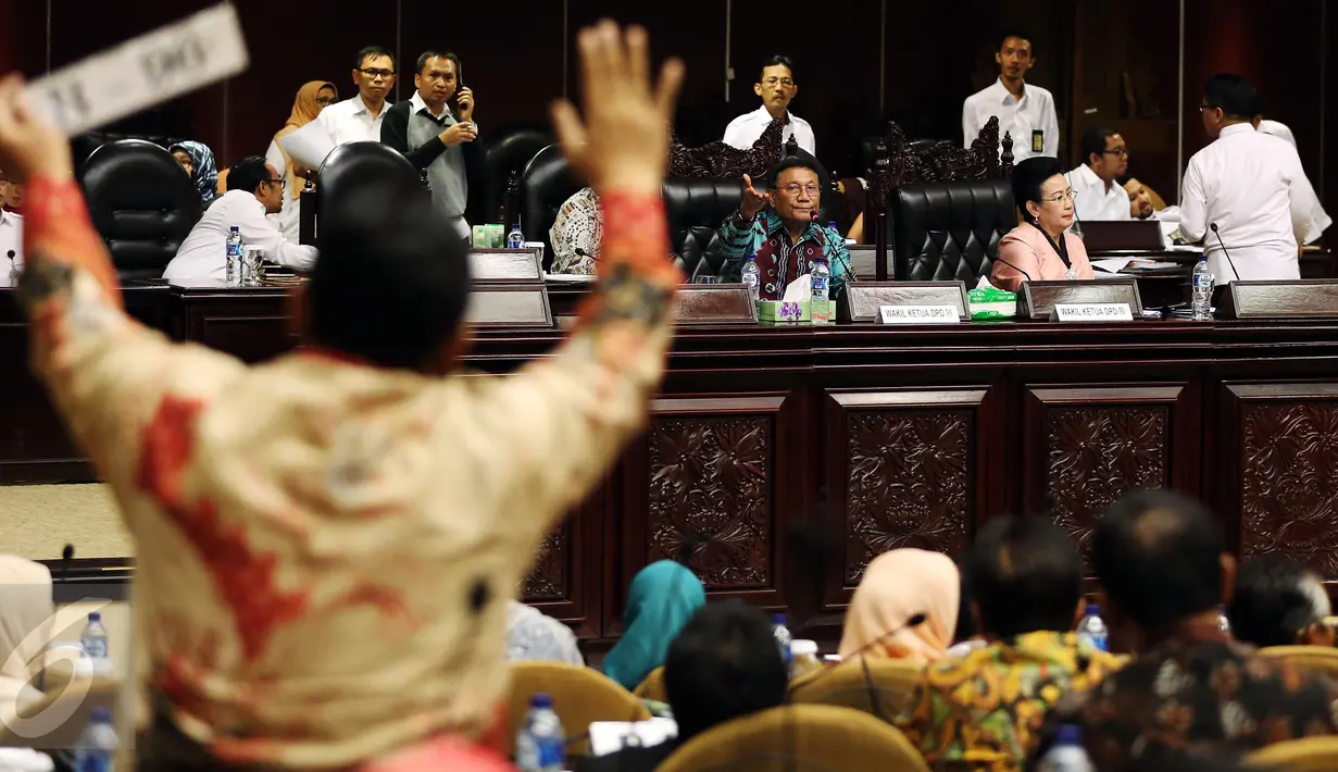 Wakil Ketua DPD Farouk Muhammad (kiri) di dampingi GKR Hemas saat menggelar Sidang Paripurna luar biasa mencari pengganti mantan Ketua DPD Irman Gusman di Kompleks Parlemen, Senayan, Jakarta, Selasa (11/10). (Liputan6.com/Johan Tallo)