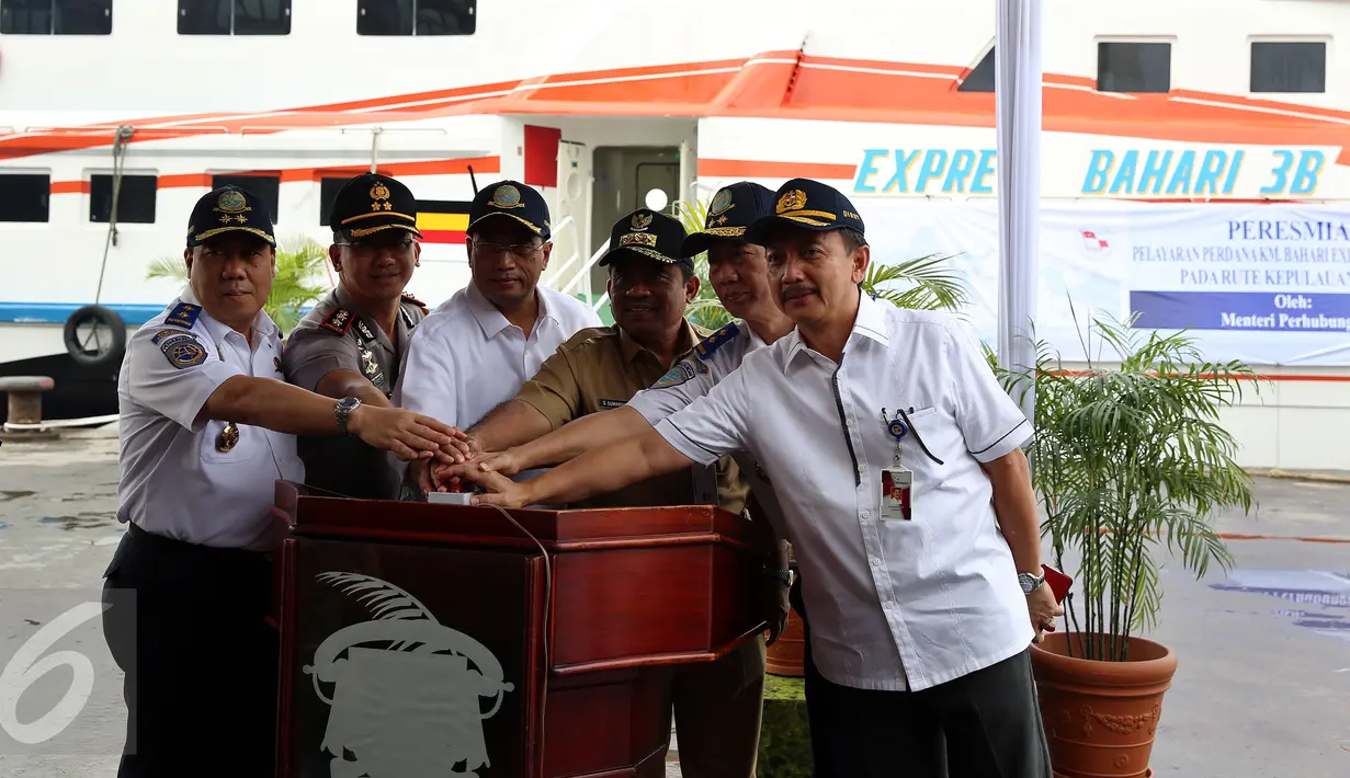 Menhub Budi Karya Sumadi saat meresmikan Kapal Baru KM Express Bahari 38 milik PT Pelni di Sunda Kelapa, Jakarta, Selasa (10/1). Nantinya kapal Baru KM Express Bahari 38 melayani rute Pelabuhan Sunda Kelapa - Kepulauan Seribu. (Liputan6.com/Johan Tallo)