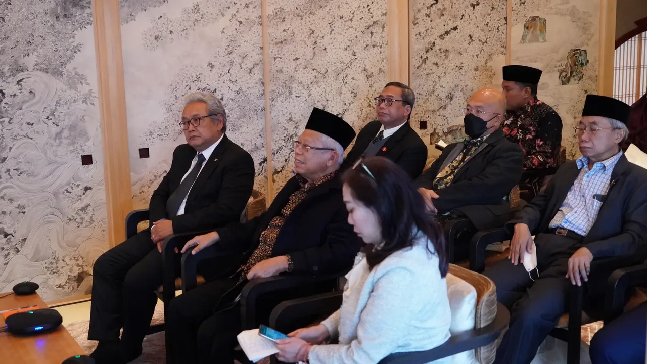 Wakil Presiden (Wapres) Ma’ruf Amin saat melakukan dialog dengan Diaspora Indonesia Pelaku Bisnis Produk Halal yang digelar secara hybrid di Hotel Mitsui Kyoto, Jepang, Selasa (7/3/2023).