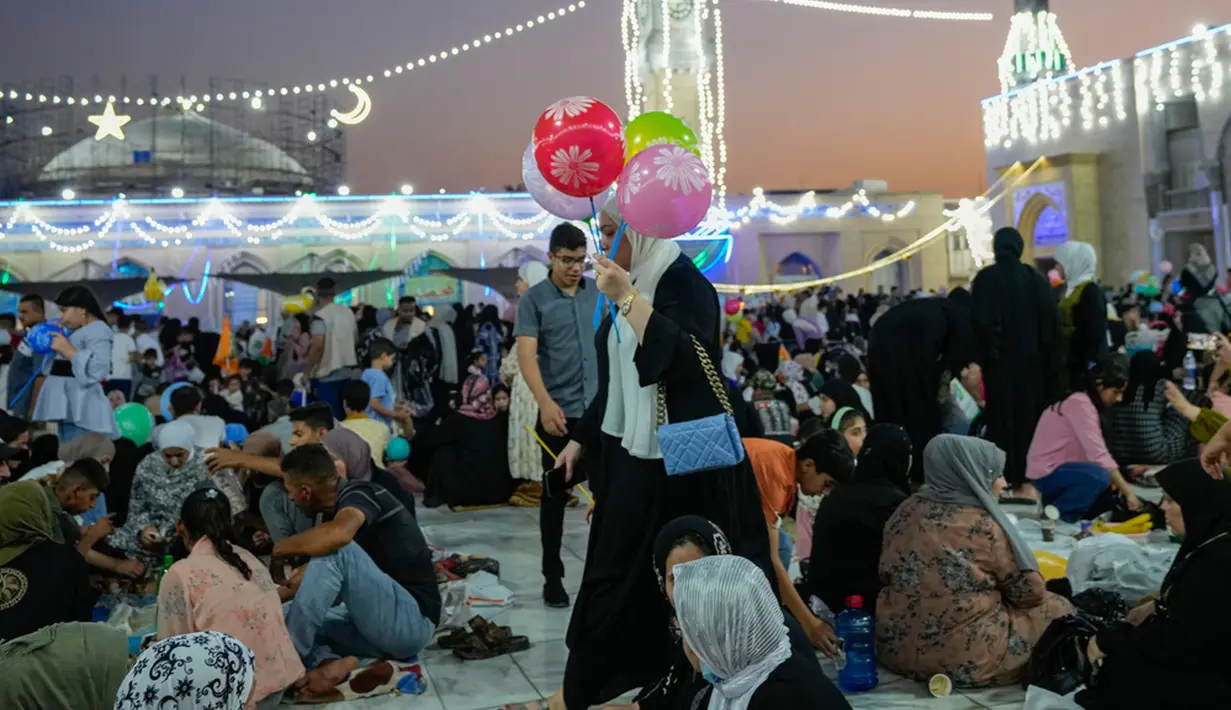 Maulid Nabi Muhammad SAW memiliki makna rasa syukur, mengingat perjuangannya, sebagai dzikir dan doa, bentuk syiar Islam, hingga memahami silsilah keluarga Nabi Muhammad. (AP Photo/Hadi Mizban)