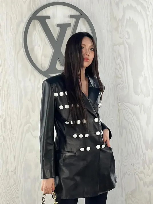 Hyein jinjing handbag Coussin BB hitam seharga Rp84jutaan dan LV Knot Pump seharga Rp21jutaan [@newjeans_official]