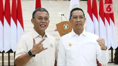 Ketua DPRD DKI Jakarta Prasetyo Edi Marsudi (kiri) dan Penjabat (Pj) Gubernur DKI Jakarta Heru Budi Hartono (kanan) saat menghadiri kegiatan silaturahmi bersama Forum Komunikasi Pimpinan Daerah (Forkopimda) di lobi Gedung DPRD DKI Jakarta, Rabu (3/5/2023). DPRD DKI Jakarta menggelar silaturahmi Forkopimda DKI Jakarta, silaturahmi yang disebut sebagai kegiatan "morning coffee". (Liputan6.com/Herman Zakharia)