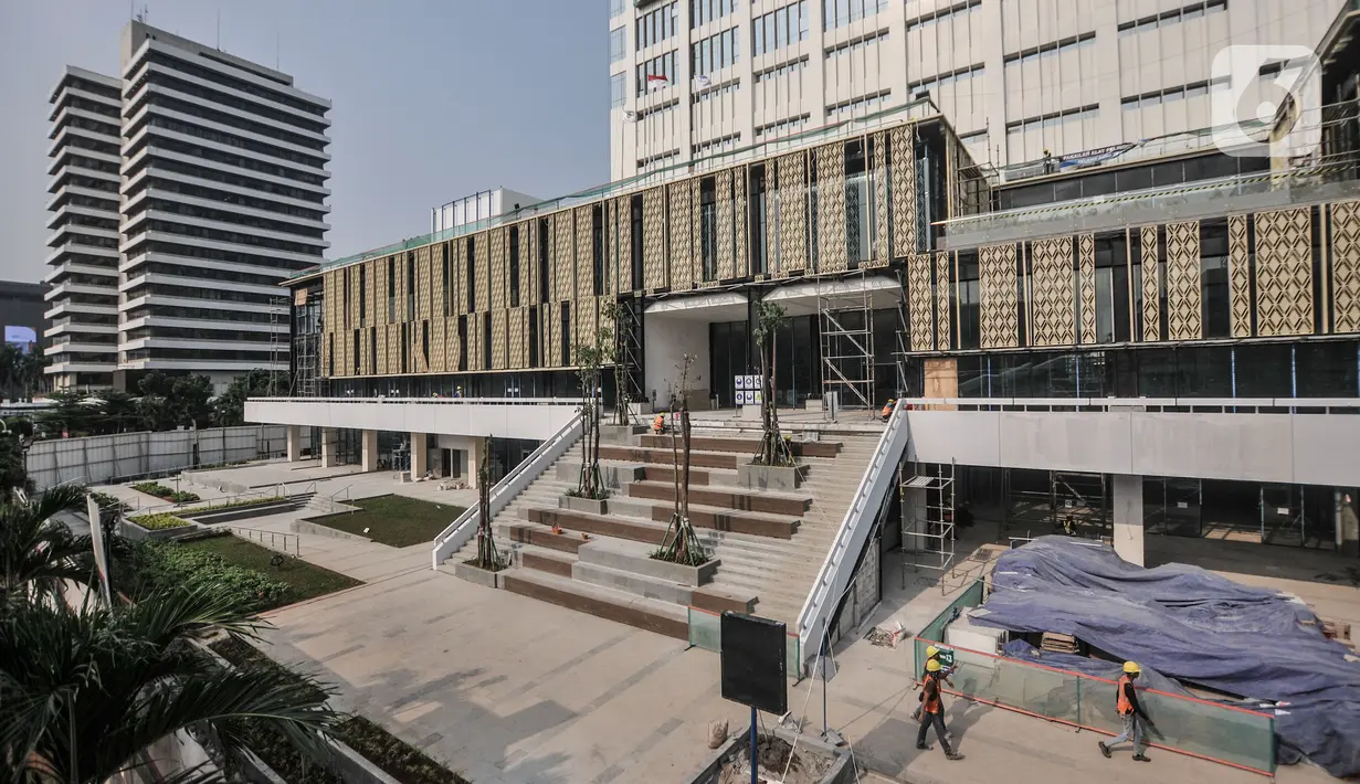 Aktivitas pekerja saat menyelesaikan proyek renovasi Gedung Sarinah, Jakarta, Kamis (2/9/2021). Proyek renovasi gedung pusat perbelanjaan tertua di Indonesia tersebut ditargetkan rampung pada awal 2022. (merdeka.com/Iqbal S. Nugroho)