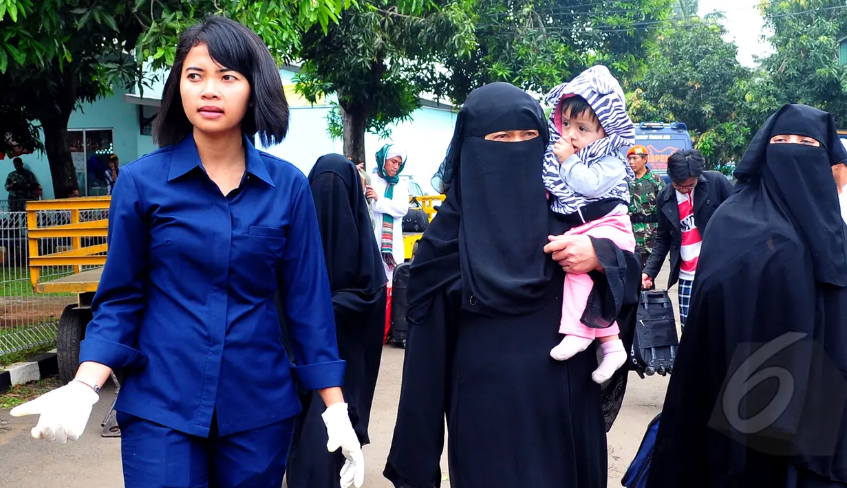 Sejumlah WNI yang dievakuasi dari Yaman menunggu bus untuk diberangkatkan ke kampung halamannya masing-masing, di Lanud Halim Perdanakusuma, Jakarta, Senin (13/4/2015). (Liputan6.com/Yoppy Renato)