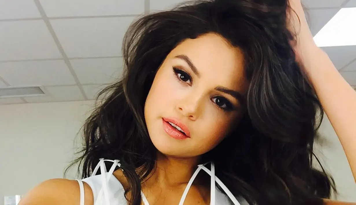 Sebagai sahabat, Selena Gomez pun berada di pihak Taylor Swift. Secara otomatis, ia pun bersebrangan dengan Kim. (instagram/selenagomez)