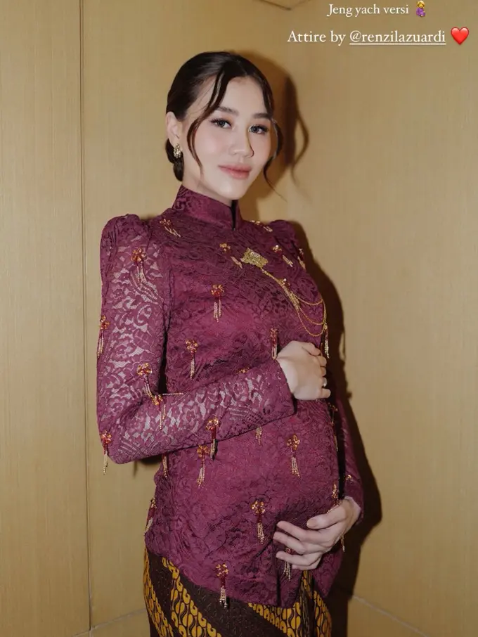 Tampilan Aaliyah Massaid Jadi Jeng Yah Versi Hamil saat Jadi Bridesmaid