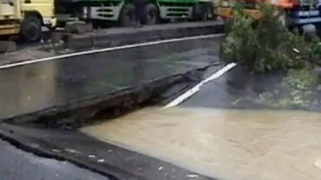 [VIDEO] Jalan Ambles dan Tergenang Lumpuhkan Jalur Pantura Subang