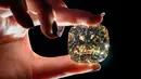 <p>'The Red Cross Diamond', sebuah berlian mewah berwarna kuning pekat berbentuk bantal dengan berat 205,07 karat yang akan ditawarkan oleh Rumah Lelang Christie di Jenewa, Swiss, 11 Mei 2022. Sebagian dari hasil penjualan berlian akan disumbangkan kepada Komite Palang Merah Internasional. (Fabrice COFFRINI/AFP)</p>