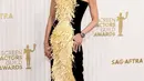 Michelle Yeoh tampil menawan di usia 60 tahun berbalut gaun hitam berdetail gold fringe dari Schiaparelli.  [@parademag].