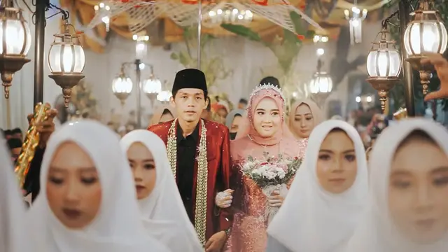 Gus Iqdam dan Ning Nila berjalan menuju Singgasana Pengantin SS: YT. Gus Iqdam Official)