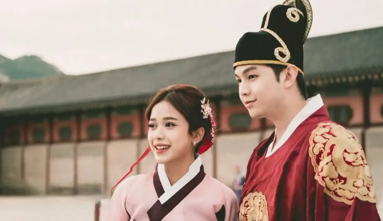 Wajahnya dipulas flawless dengan lipstik ombre merah. Ia tampak mengenakan anting-anting minimalis. [@brisiajodie96]