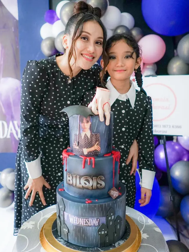 6 Potret Gaya Ayu Ting Ting Rayakan Ultah Buah Hati, Kompak Dandan ala Wednesday Addams