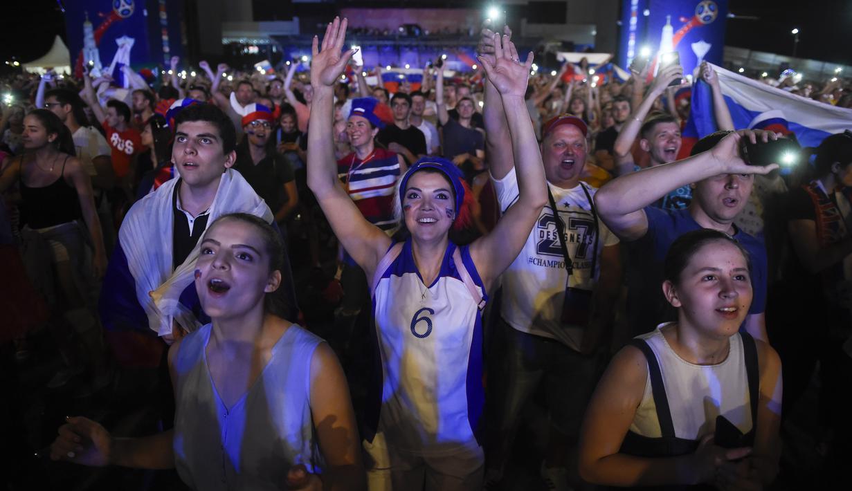 Kegembiraan fans Rusia saat menyaksikan timnya berlaga melawan Mesir pada Piala Dunia 2018 di  Fans Zone, Rostov-on-Don, Rusia (19/6/2018). Rusia menang 3-1. (AFP/Khaled Desouki)