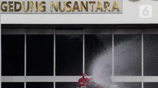 Gedung DPR Kembali Disemprot Disinfektan