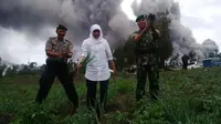 Mensos Khofifah Indar Parawansa pantau erupsi Gunung Bromo, Jumat (25/12/2015). (Liputan6.com/Dhimas Prasaja)