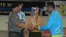Panglima TNI Jenderal TNI Dr. Moeldoko menyerahkan Piala Kejuaraan Nasional (Kejurnas) Karate Panglima TNI III di GOR Ahmad Yani Mabes TNI Cilangkap, Jakarta, Kamis (15/1/2015). (Liputan6.com/Herman Zakharia)