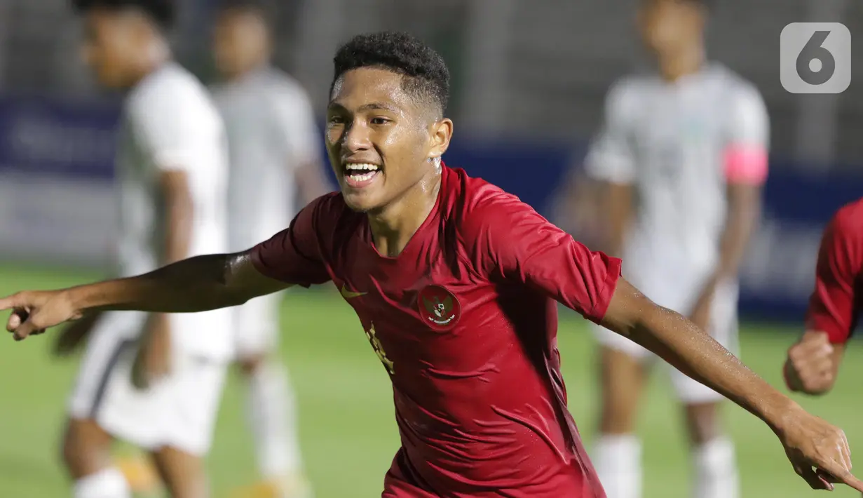 Pemain Timnas Indonesia U-19, M Fajar Fathur merayakan gol yang dicetaknya ke gawang Timor Leste pada laga kualifikasi Grup K Piala AFC U-19 2020 di Stadion Madya Gelora Bung Karno, Jakarta, Rabu (6/11/2019). Indonesia unggul 3-1. (Liputan6.com/Helmi Fithriansyah)