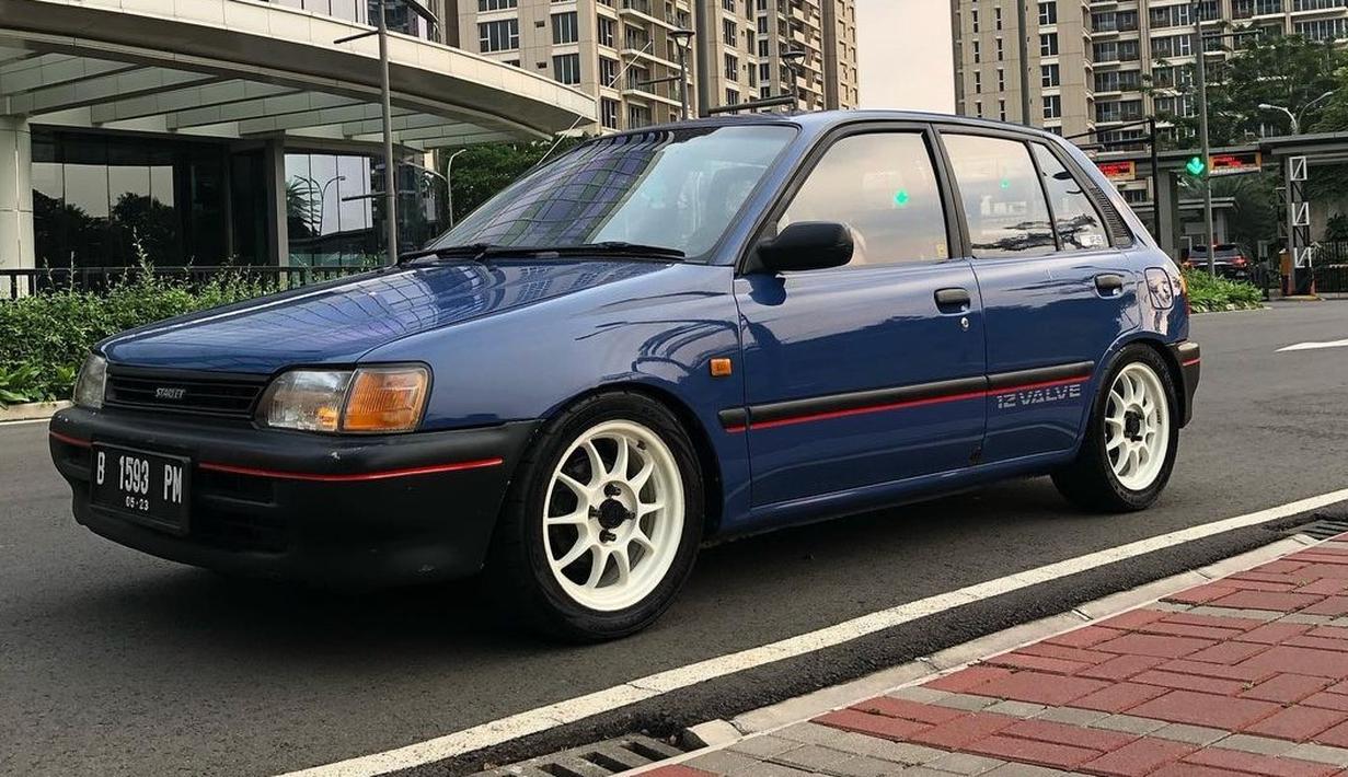Toyota Starlet menjadi salah satu mobil ikonik untuk era 90an. Banyak kawula muda yang mengidolakan mobil ini di masanya. Desain membulat khas mobil-mobil 90an akhir dan dimensi yang kompak menjadikan mobil ini tak habis dimakan zaman. Banyak orang-orang yang membeli mobil ini untuk bernostalgia ke masa mudanya disaat mereka menggunakan Toyota Starlet. (Source: Instagram/@luckysetiawan29)