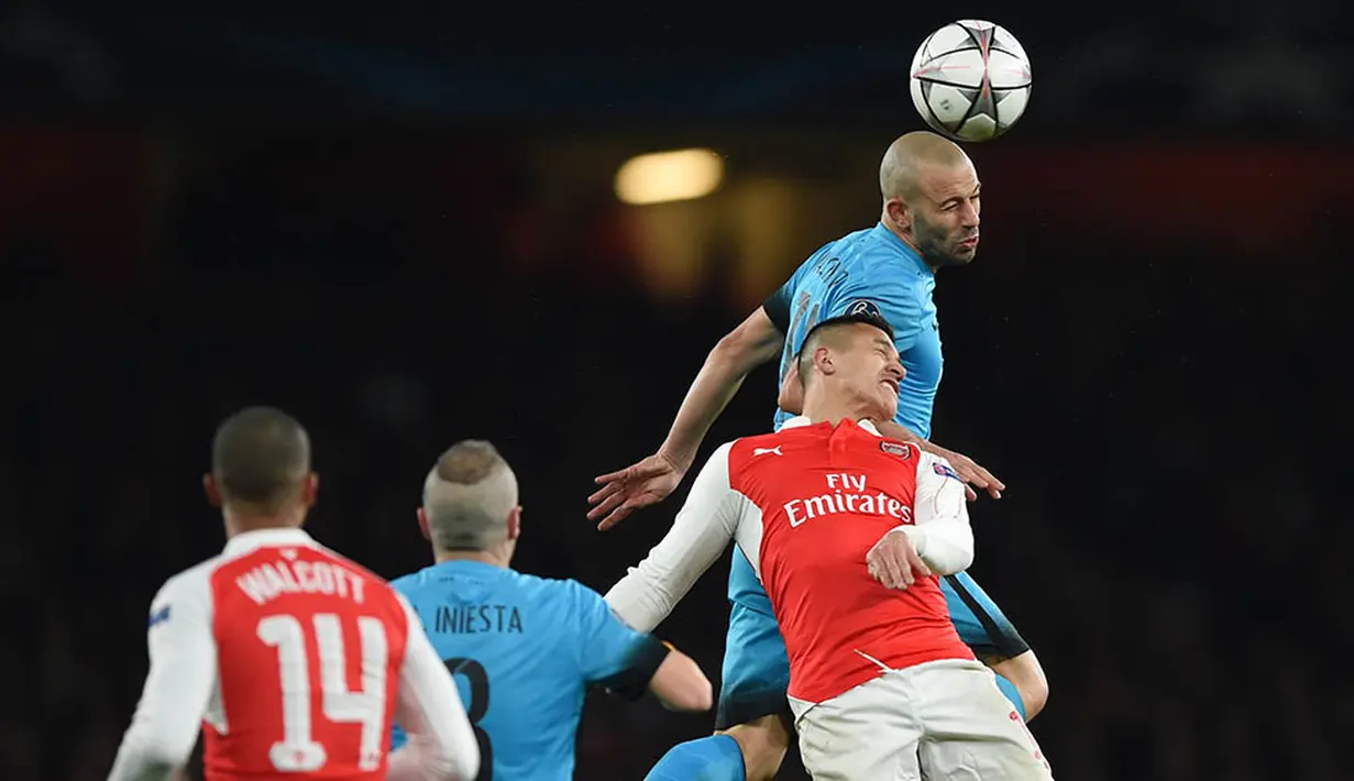 Bek Barcelona, Javier Mascherano, duel udara dengan penyerang Arsenal, Alexis Sanchez. Masing-masing gol Messi terjadi pada menit ke 71 dan 81. (Reuters/Tony O'Brien)