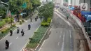 Kendaraan melintas di Jalan Rasuna Said, Jakarta, Senin (16/3/2020). Jalan Rasuna Said terlihat lengang setelah Gubernur DKI Jakarta Anies Baswedan mencabut sementara sistem ganjil genap dan meliburkan sekolah untuk mengantisipasi penyebaran cirus corona COVID-19. (merdeka.com/Dwi Narwoko)