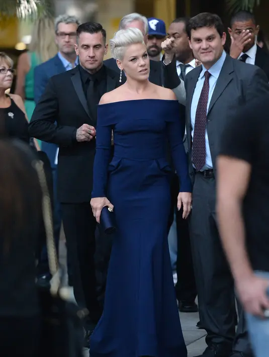 Belum diketahui usia kandungan anak ke-2 Pink dan Carey Hart sampai saat ini, namun pasangan tersebut bersama buah hati pertamanya, Willow, sangat mengharapkan calon bayinya lahir. (AFP/Bintang.com)