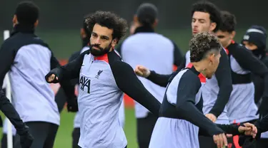 Pemain Liverpool Mohamed Salah (kiri) dan rekan satu timnya mengambil bagian dalam sesi latihan tim di Pusat Pelatihan AXA, Liverpool, Inggris, 20 Februari 2023. Liverpool akan menghadapi pertandingan sepak bola leg pertama babak 16 besar Liga Champions UEFA melawan Real Madrid. (Lindsey Parnaby/AFP)