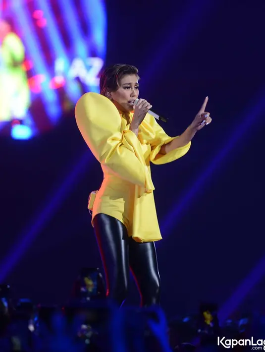 Agnez Mo mengisi acara di Lazada Super Party HUT ke-7 di ICE BSD, Tangerang Selatan, Banten pada tahun 2019 (KapanLagi/Bambang)