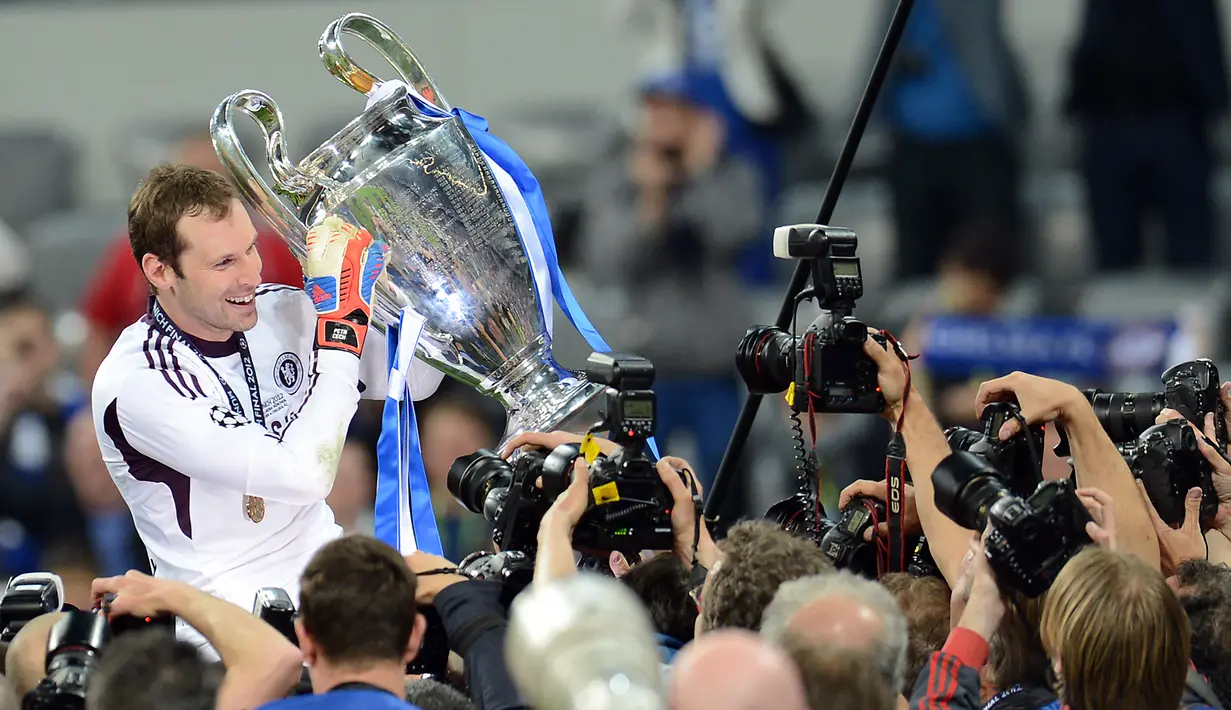 Petr Cech. Kiper yang kini berusia 40 tahun dan baru saja meninggalkan posisinya sebagai penasihat klub Chelsea ini pernah bermain di Liga Inggris bersama dua klub besar Chelsea dan Arsenal. Ia didatangkan Chelsea dari Rennes pada awal musim 2004/2005 dengan nilai transfer 13 juta euro. Ia bertahan selama 11 musim bersama The Blues dan total tampil dalam 493 laga di semua ajang dengan torehan 228 kali clean sheet dan kebobolan 393 gol. Ia berhasil meraih 4 gelar Liga Inggris dan 1 trofi Liga Champions. Pada awal musim 2015/2016 ia hijrah ke Arsenal dengan mahar 14 juta euro dan bertahan hingga akhir musim 2018/2019 dan akhirnya memutuskan pensiun pada awal musim 2019/2020. (AFP/Patrik Stollarz)