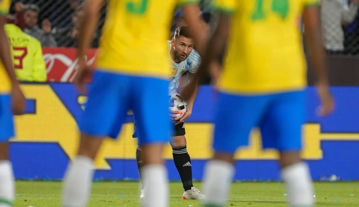 Pemain Argentina Lionel Messi bersiap untuk melakukan tendangan bebas saat melawan Brasil pada pertandingan sepak bola kualifikasi Piala Dunia 2022 di Stadion Bicentenario, San Juan, Argentina, 16 November 2021. Pertandingan berakhir dengan skor 0-0. (AP Photo/Natacha Pisarenko)