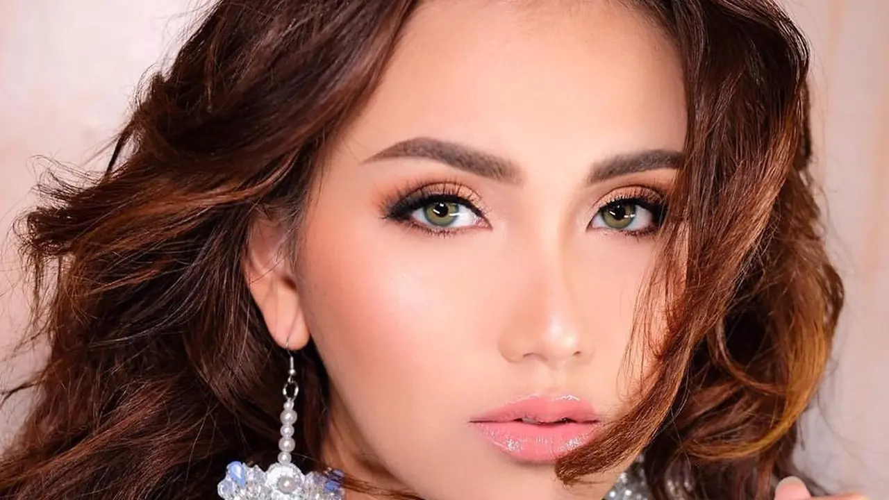 7 Pemotretan Terbaru Ayu Ting Ting, Tampil Menawan dengan Dress Biru