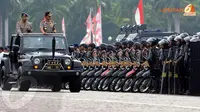 Kapolri Jenderal Sutarman memeriksa kesiapan anggotanya (Liputan6.com/Herman Zakharia)