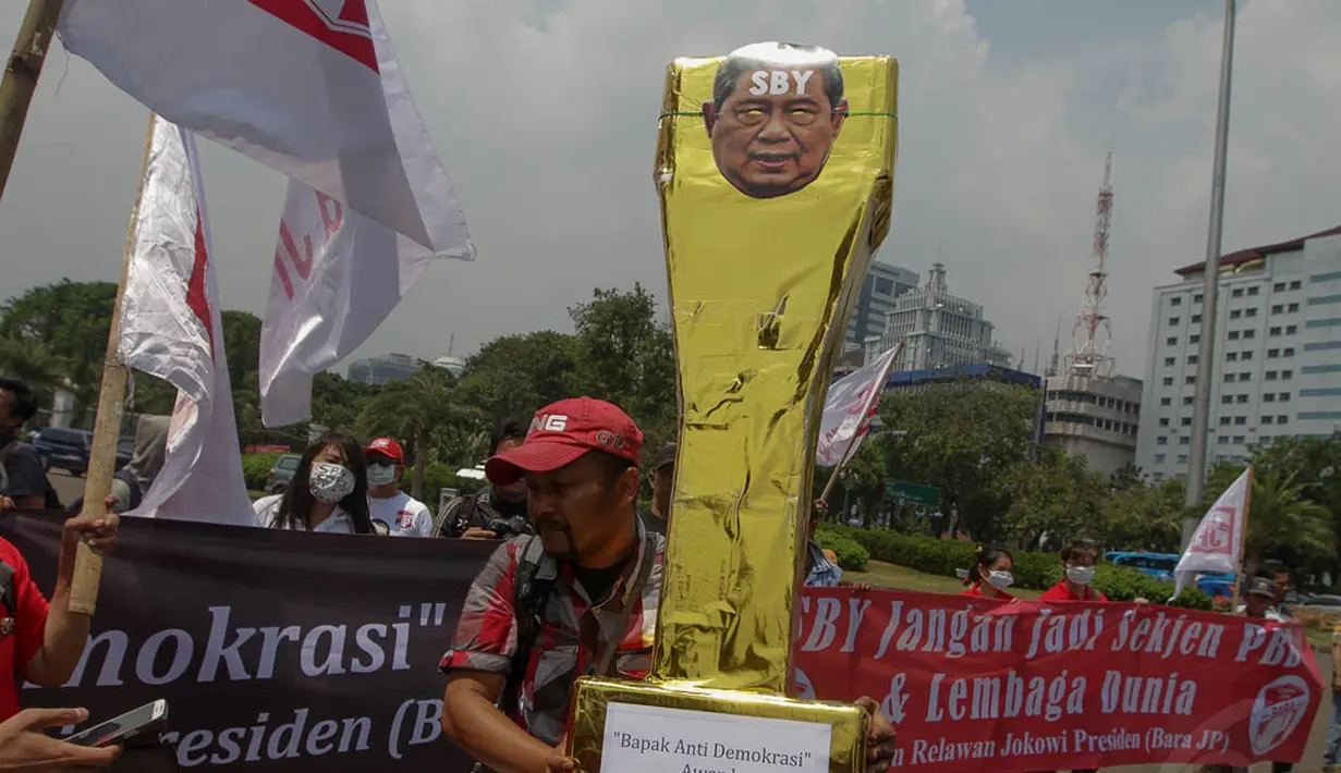 Barisan Relawan Jokowi Presiden 2014 (Bara JP) menggelar aksi damai di depan Istana Negara, Jakarta, (30/9/14). (Liputan6.com/Faizal Fanani)