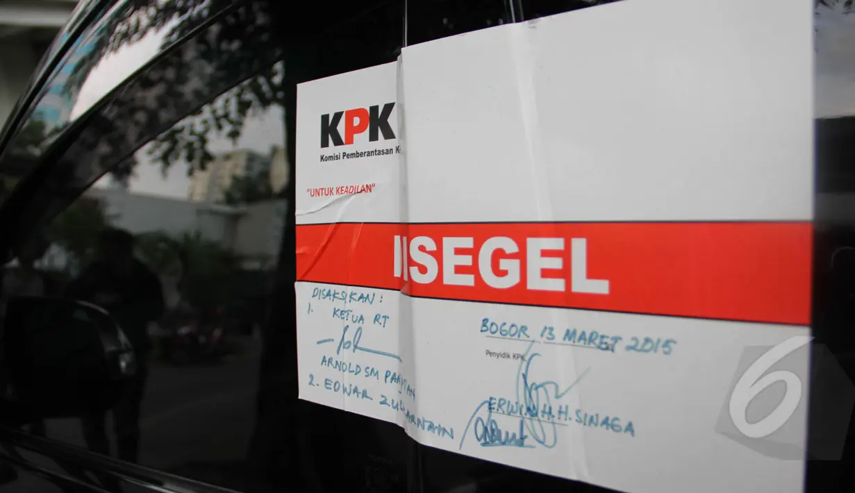 KPK menyegel mobil Toyota Alphard milik politikus Partai Demokrat, Sutan Bhatoegana, Jakarta, Selasa (17/3/2015). Penyitaan terkait penyidikan kasus dugaan korupsi di Kementerian ESDM. (Liputan6.com/Helmi Afandi)