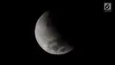 Fenomena gerhana bulan sebagian (parsial) terlihat di langit Jakarta pada Rabu (17/7/2019) dini hari. Gerhana bulan terakhir dalam tahun 2019 ini merupakan fenomena jenis gerhana bulan parsial, karena masih ada yang tampak sebagian. (Liputan6.com/Johan Tallo)