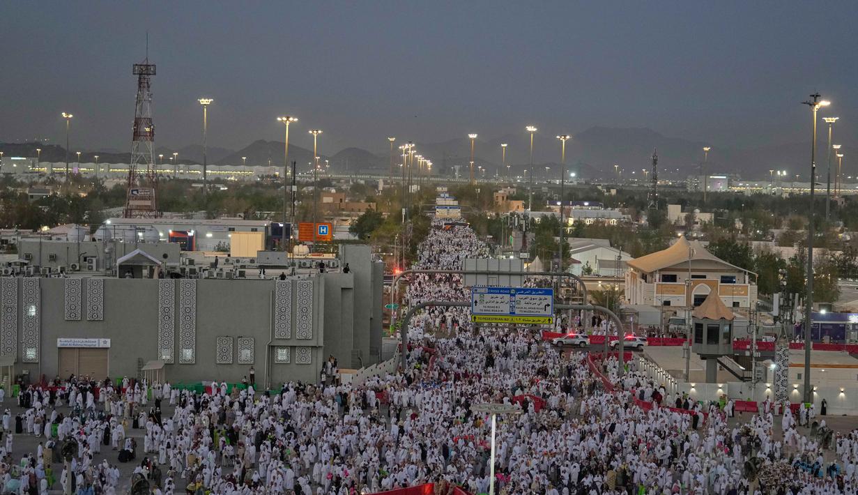 Umat Muslim berjalan menuju bukit berbatu yang dikenal sebagai Jabal Rahmah atau Gunung Rahmat, di Dataran Arafah, selama ibadah haji tahunan di dekat kota suci Mekah, Arab Saudi, Selasa 26 Mei 2026. (AP Photo/Altaf Qadri)