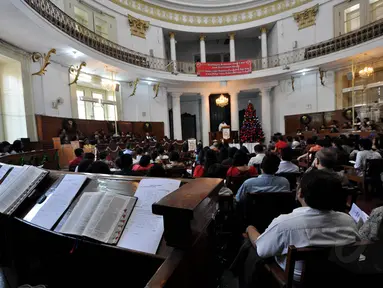 Ratusan umat Kristiani mengikuti Misa Natal di Gereja Immanuel Jakarta, Kamis (25/12/2014). (Liputan6.com/Miftahul Hayat)