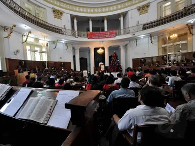 Ratusan umat Kristiani mengikuti Misa Natal di Gereja Immanuel Jakarta, Kamis (25/12/2014). (Liputan6.com/Miftahul Hayat)