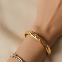 Ilustrasi Model Gelang Emas Bangle Klasik (Sumber: Meta AI)
