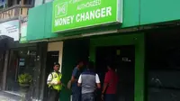 Kawanan perampok berpistol menggasak uang Rp 811 juta dari sebuah money changer di kawasan Kuta, Kabupaten Badung, Bali. (Liputan6.com/Dewi Divianta)
