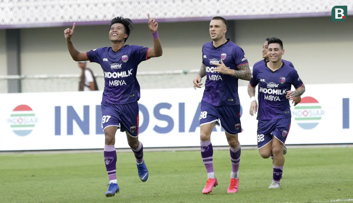 Pemain Persita Tangerang, Edo Febriansyah, melakukan selebrasi usai membobol gawang PSM Makassar pada laga Shopee Liga 1 di Stadion Sport Center Tangerang, Jumat, (6/3/2020). Kedua tim bermain imbang 1-1. (Bola.com/M Iqbal Ichsan)