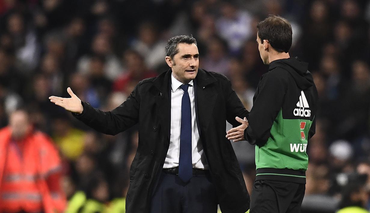 Pelatih Barcelona, Ernesto Valverde lakukan protes  pada laga semfinal Copa Del Rey yang berlangsung di stadion Santiago Bernabeu, Madrid, Kamis (28/2). Barcelona menang 3-0 atas Real Madrid. (AFP/Oscar Del Pozo)